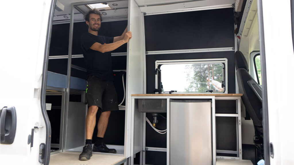 Cómo los perfiles de aluminio transforman las campers en hogares sobre ruedas 4 montaje interior campers
