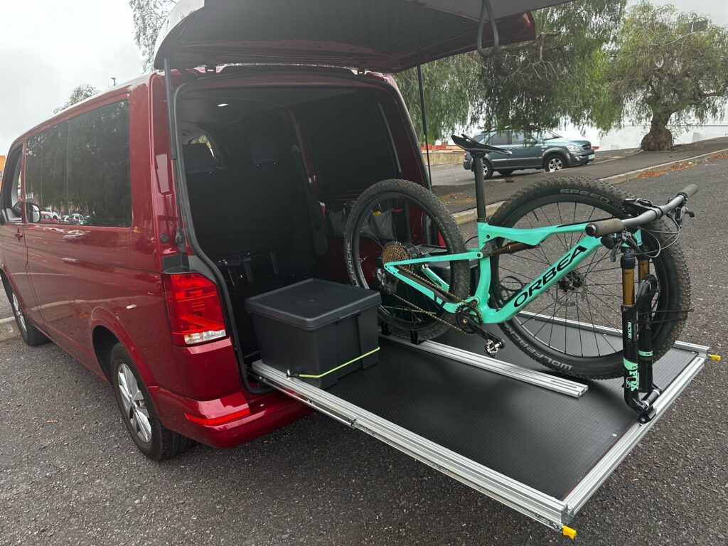 Ventajas de la perfilería de aluminio frente a la madera en el mobiliario de furgonetas 2 propiedades en carretera de los perfiles frente a la madera